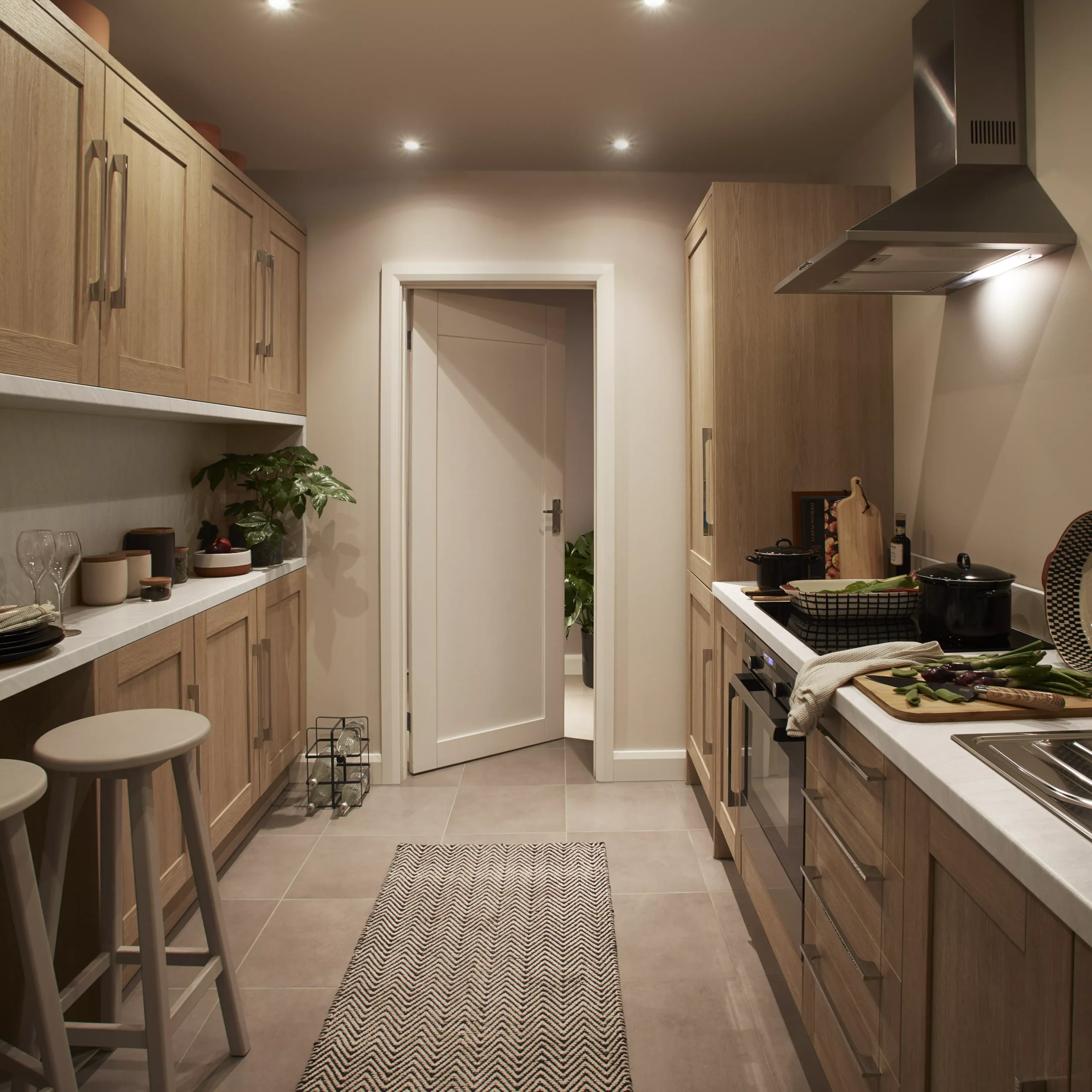 GoodHome Alpinia Oak Effect Shaker Drawerline Cabinet Door, (W)400mm (H)715mm (T)18mm 3 GoodHome Alpinia Oak Effect Shaker Drawerline Cabinet Door, (W)400mm (H)715mm (T)18mm - Image 3