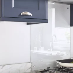 GoodHome Nashi White Glass Effect Glass Splashback, (H)800mm (W)600mm (T)5mm -Trade Point Store goodhome nashi white glass effect glass splashback h 800mm w 600mm t 5mm3663602636809 01i bq
