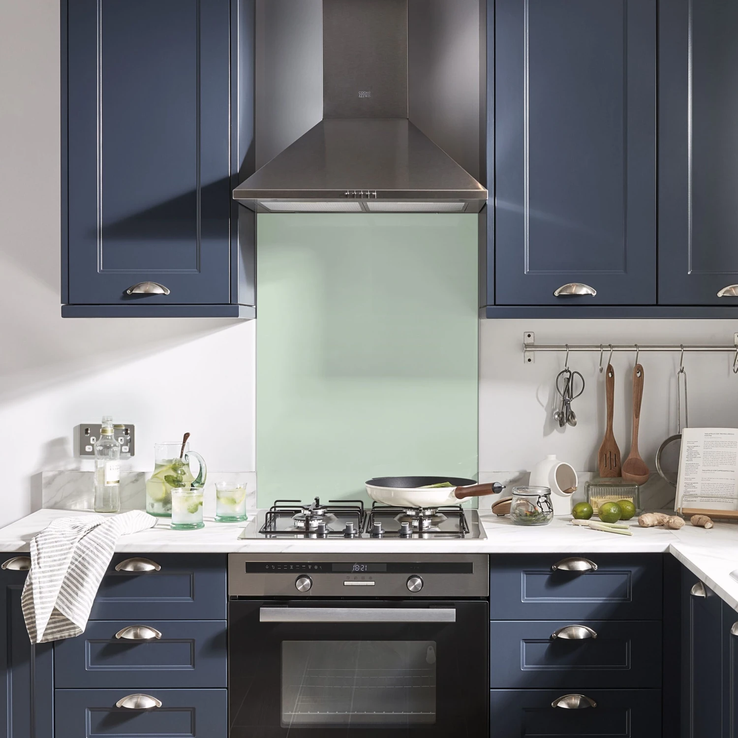 Laura Ashley Eau De Nil Glass Splashback, (H)750mm (W)600mm (T)6mm 2 Laura Ashley Eau De Nil Glass Splashback, (H)750mm (W)600mm (T)6mm - Image 2