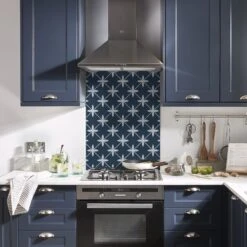 Laura Ashley Wicker Midnight Seaspray Geometric Glass Splashback, (H)750mm (W)600mm (T)6mm 9 Laura Ashley Wicker Midnight Seaspray Geometric Glass Splashback, (H)750mm (W)600mm (T)6mm -Trade Point Store laura ashley wicker midnight seaspray geometric glass splashback h 750mm w 600mm t 6mm5060729155509 02i bq
