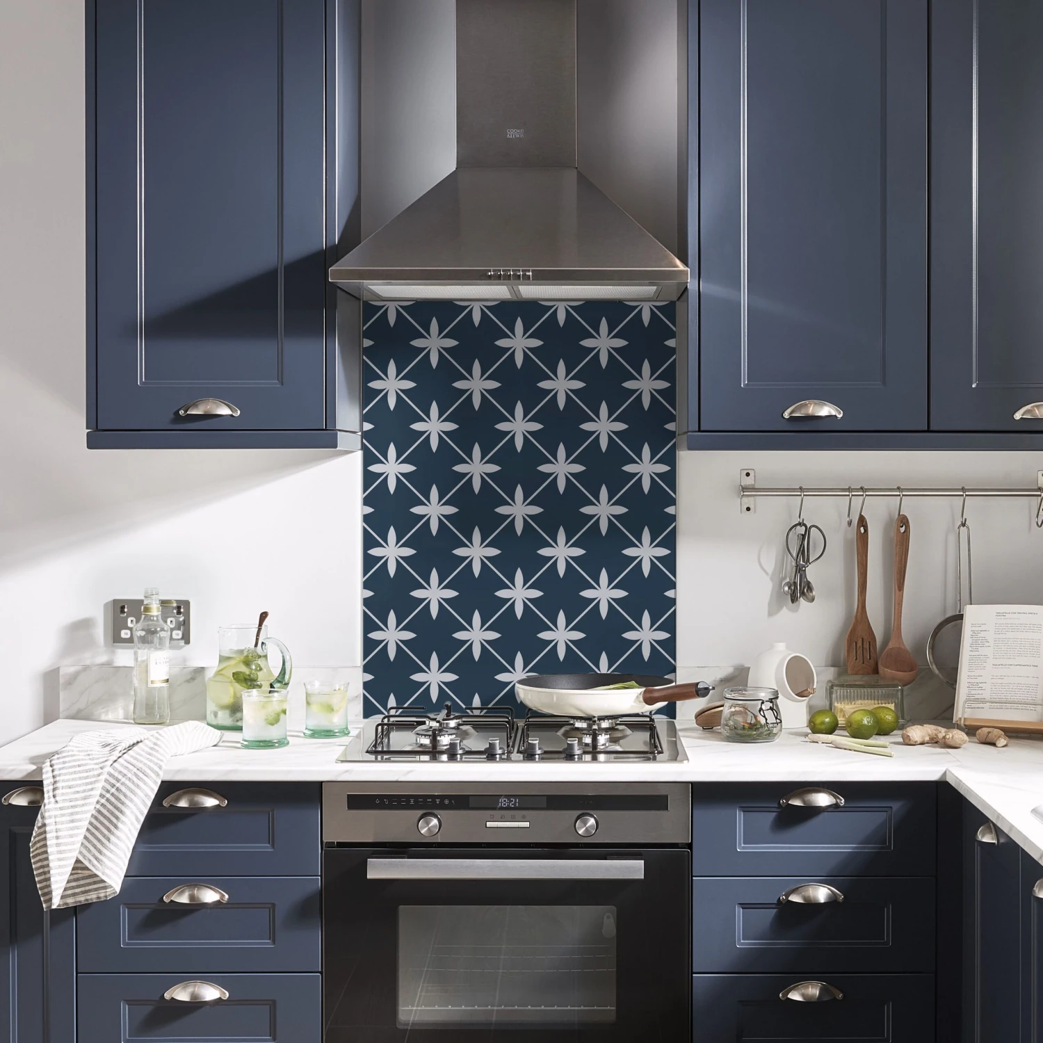 Laura Ashley Wicker Midnight Seaspray Geometric Glass Splashback, (H)750mm (W)600mm (T)6mm 3 Laura Ashley Wicker Midnight Seaspray Geometric Glass Splashback, (H)750mm (W)600mm (T)6mm - Image 3